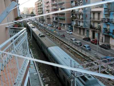 Si chiama Antonio e ci dice che vorrebbe tanto andare via di qua. Magari saltando su uno di quei treni che ogni giorno, ad ogni ora, � costretto a veder passare